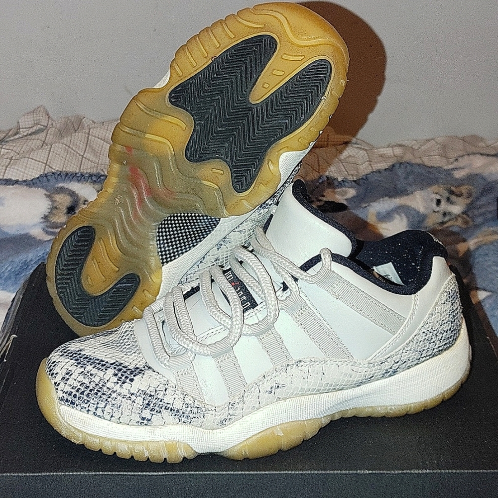 Jordan 11 Low "Light Bone"